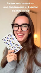 Gründerin zeigt Glowbug Stickerbogen – reflektierende Sticker für Kinderwagen