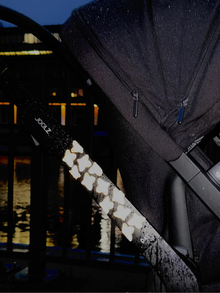 Nachtaufnahme vom Leobug auf dem Kinderwagengestelle bei Nacht und Regen mit stark reflektierendem Effekt