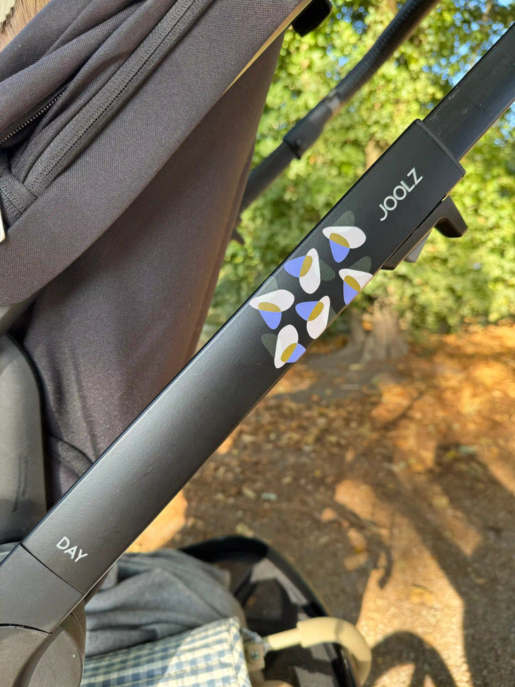 Reflektierende Glowbug Sticker am Kinderwagen – Design in Originalbug Edition