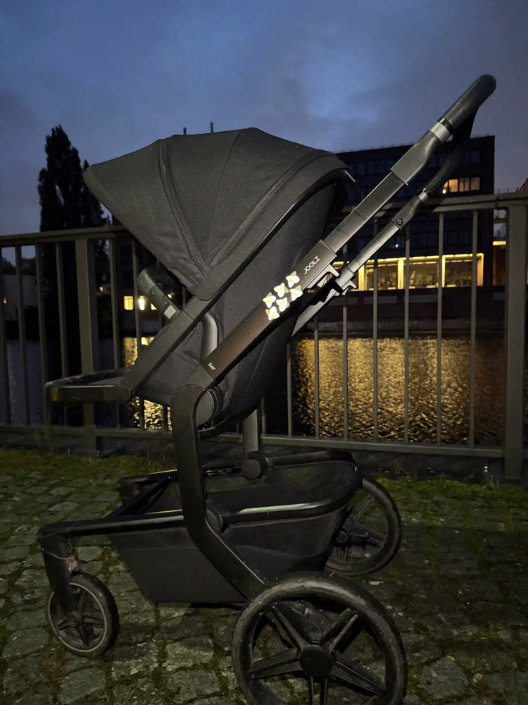 Kinderwagen im Dunkeln mit reflektierenden Glowbugs – Sichtbarkeit und Sicherheit