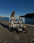 Frau mit Kinderwagen am Wasser – Glowbug Kampagnenmotiv ‚Something Glowing Is Coming
