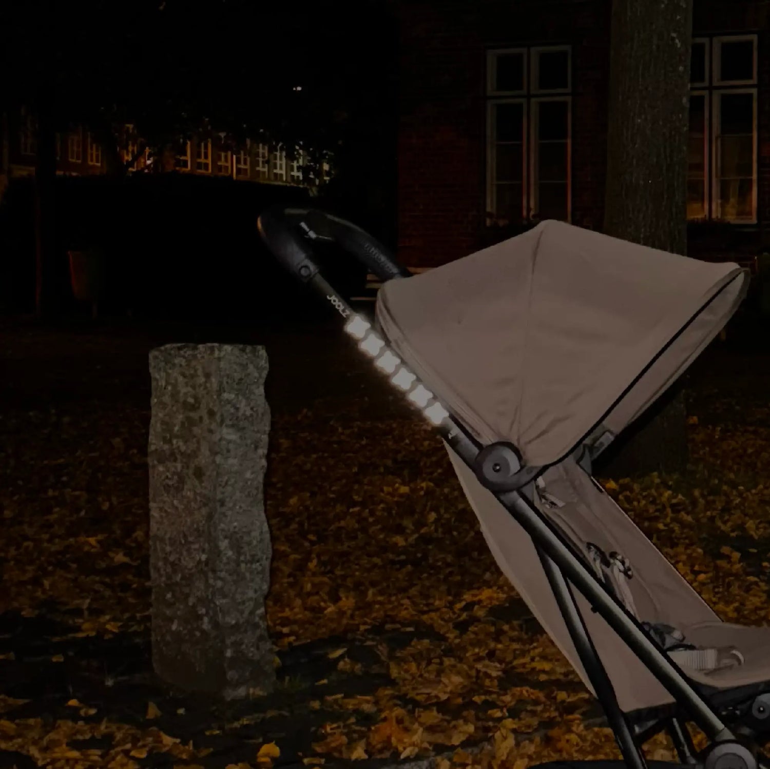 Nahaufnahme eines Kinderwagens bei Nacht mit reflektierenden Glowbug Stickern – mobile Ansicht