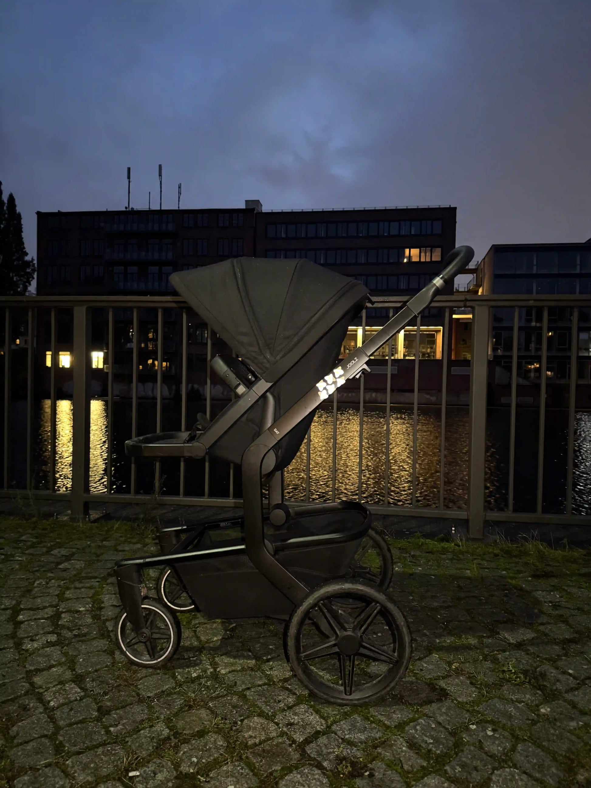 Kinderwagen mit Glowbug Stickern bei Nacht – reflektierend für bessere Sichtbarkeit