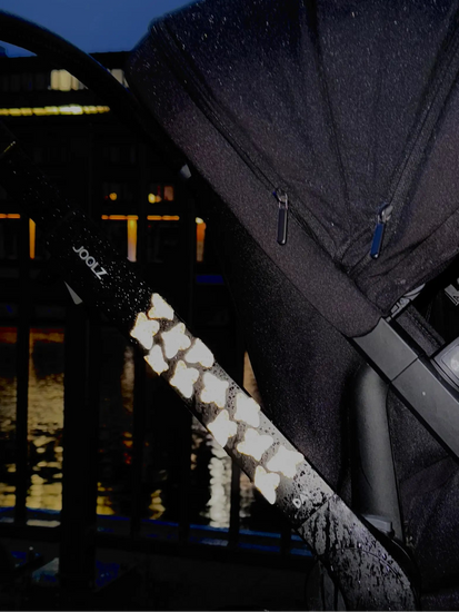 Nachtaufnahme vom Leobug auf dem Kinderwagengestelle bei Nacht und Regen mit stark reflektierendem Effekt