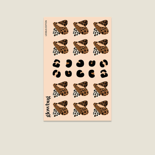 Leobug reflektierende Glowbug Sticker im braunen Leoprint auf beigem Stickerbogen.