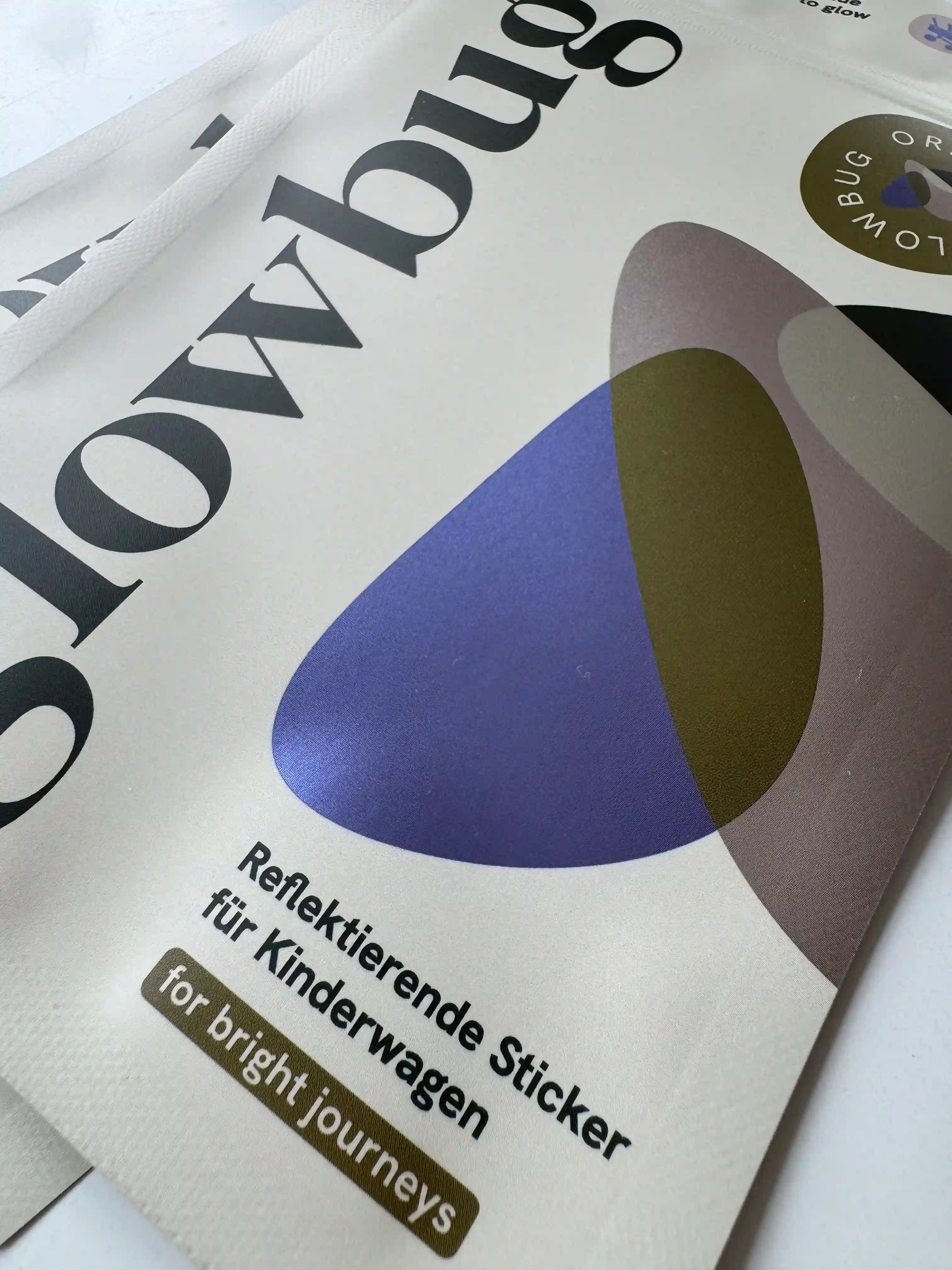 Nachhaltig verpackte Glowbug Sticker in recyclebarem Beutel