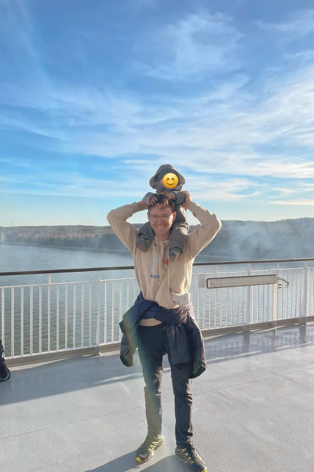 Kunde Lasse mit Kind auf den Schultern – Glowbug Testimonial über reflektierende Sticker, die Sicherheit und Design vereinen