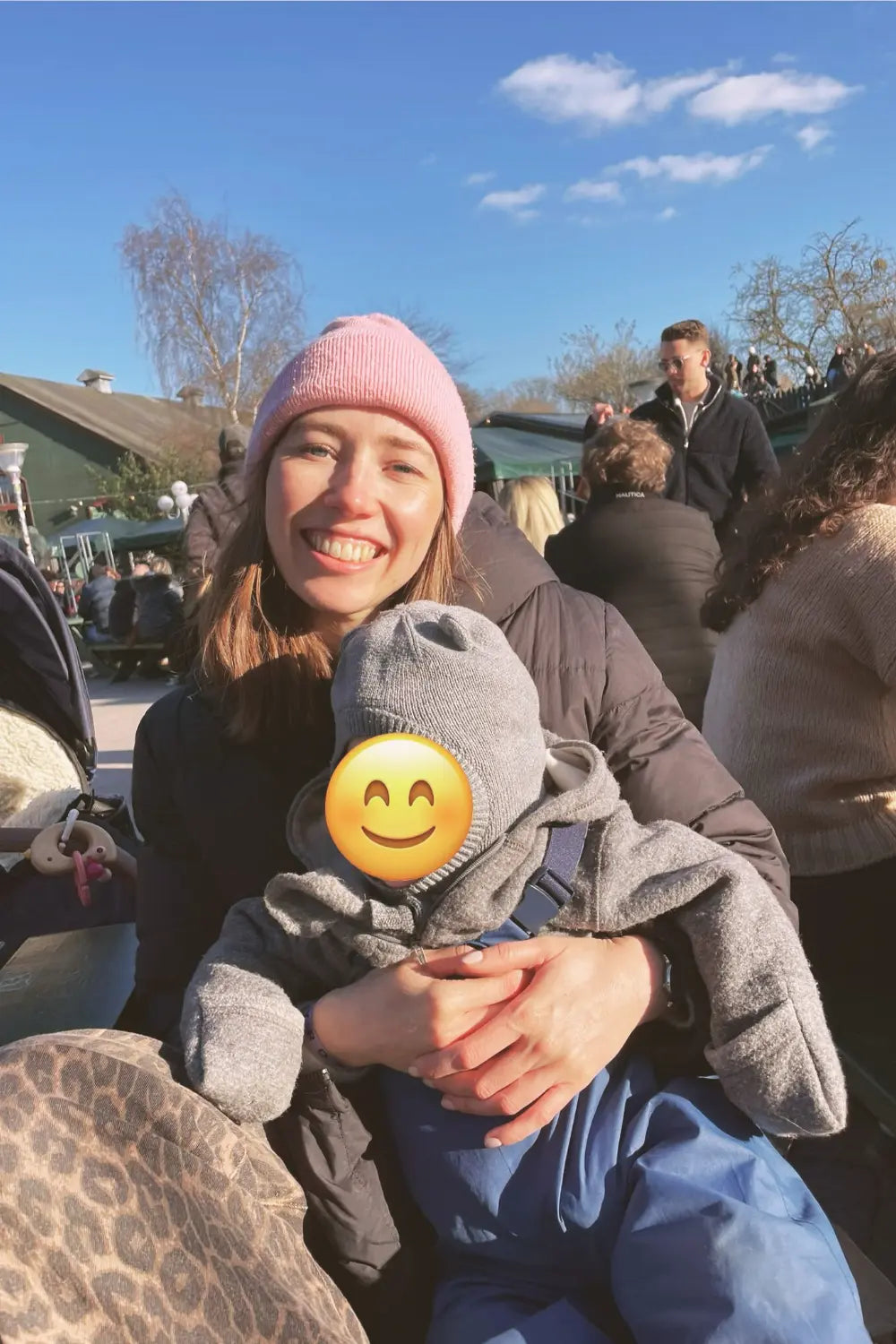 Mutter mit Kinderwagen bei Tageslicht – Erfahrungsbericht zu Glowbug reflektierenden Stickern für mehr Sichtbarkeit und gutes Gefühl